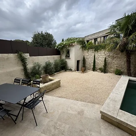 Uzes-la Maison Aux Petits Pas *